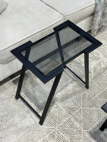 طقم طاولات أنيق بسطح زجاجي اسود ولمسات معدنية فاخر...