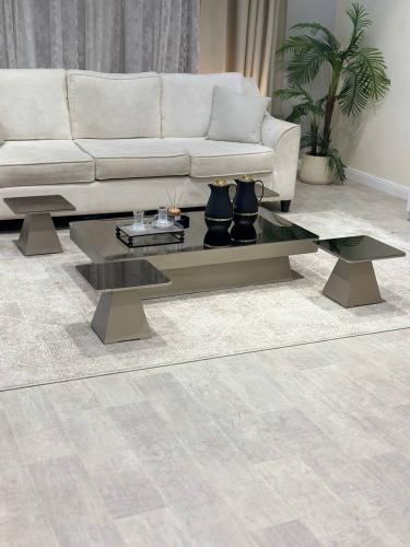 طقم طاولة ضيافة ارضي مع 4 طاولات خدمة بلون شمباني