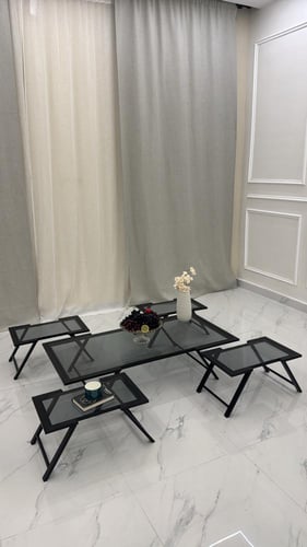 طقم طاولات أرضي أنيق بسطح زجاجي ولمسات معدنية فاخر...