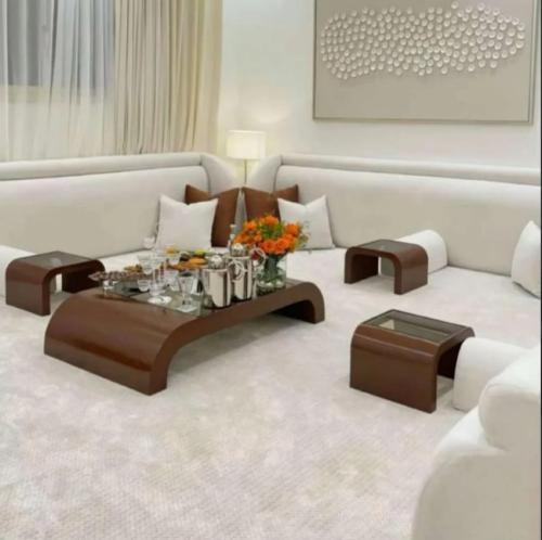 طقم طاولات ضيافة ارضي خشب بني سطح زجاج شفاف مع 4 ط...