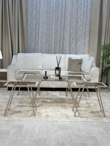 طقم طاولات شنباني أنيق بسطح زجاجي بني ولمسات معدني...