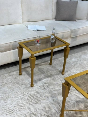 طقم طاولات ذهبي مع 4 طاولات خدمة – فخامة تليق بذوق...