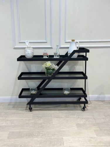 عربية تقديم 3 دور لون اسود و زجاج اسود