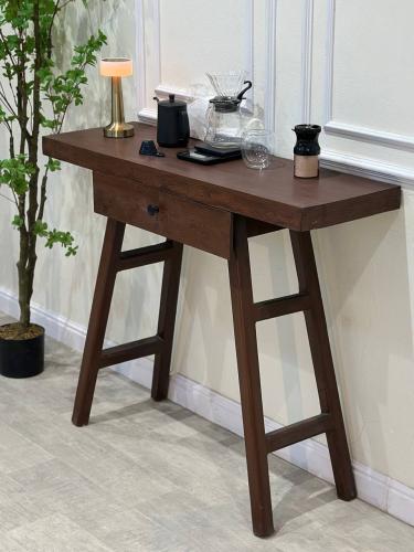 مدخل خشبي بني غامق مع درج