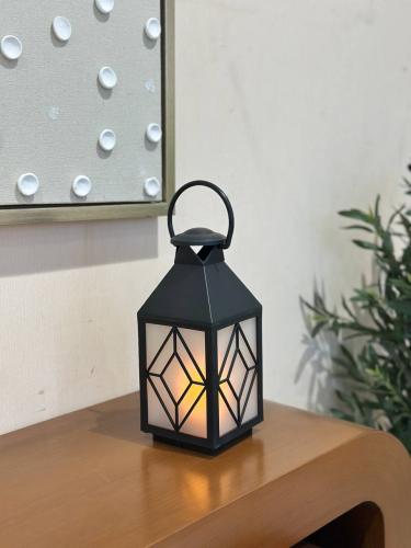 فانوس رمضاني مضيى بلاستيك لون اسود