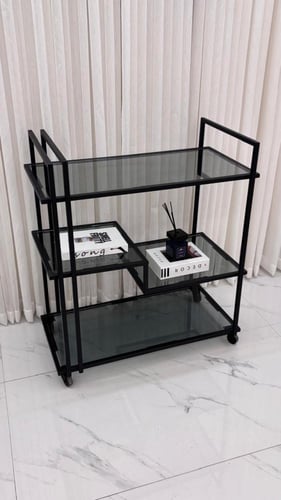 عربية تقديم مدرّج أسود بسطح زجاج أنيق