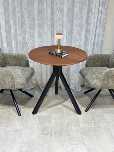 طاولة مفردة بتصميم أنيق وعصري، من خشب بقشرة الجوز