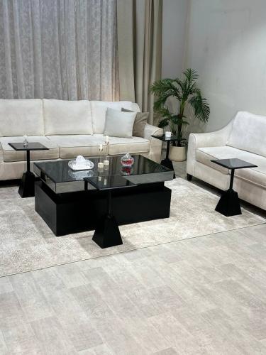 طقم طاولة ضيافة سنديان مع 4 خدمة لون اسود موديل عص...