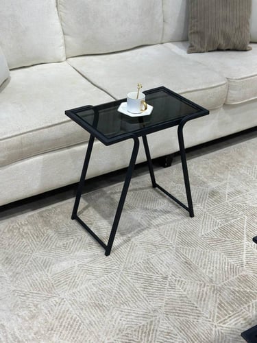 طقم طاولات أنيق بسطح زجاجي اسود ولمسات معدنية فاخر...