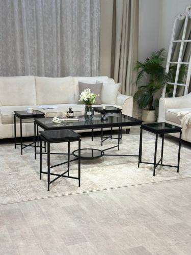 طقم طاولات فخم بسطح زجاج أسود – تصميم عصري يجمع بي...