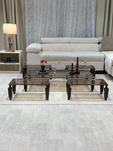 طقم طاولات ضيافة ارضي لون بني مع 4 خدمة