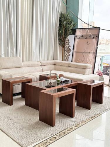 طقم طاولات بشريط قشر جوز سطح زجاج شفاف