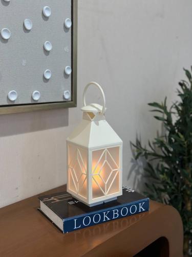 فانوس رمضاني مضيى بلاستيك لون ابيض