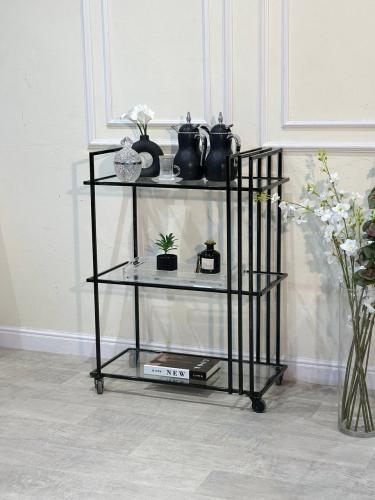 عربة تقديم بثلاثة أدوار حديد اسود زجاج شفاف