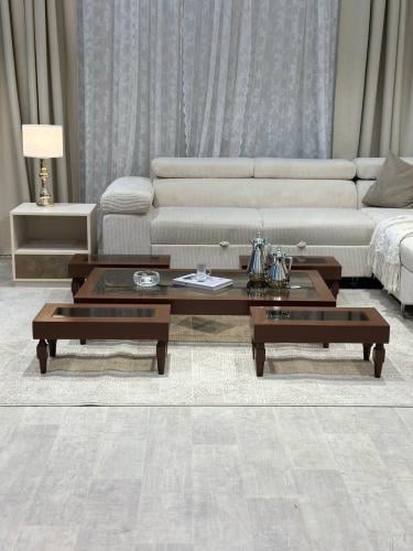 طقم طاولات ضيافة ارضي خشب بني زجاج بني