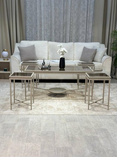 طقم طاولات فخم بسطح زجاج بني – تصميم عصري يجمع بين...