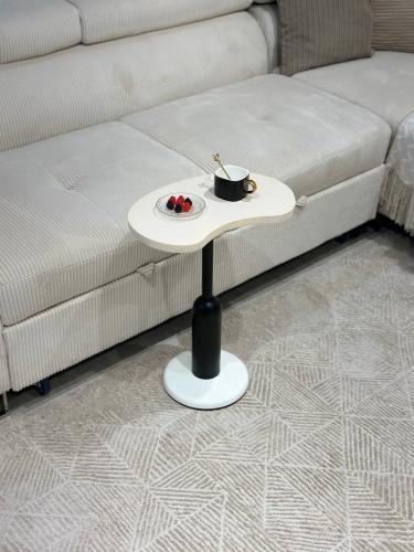 طاولة خدمة حديد أسود سطح خشب بيج - بتصميم فاخر وأن...