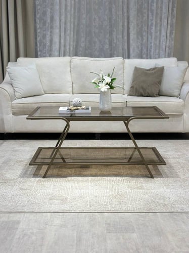 طقم طاولات أنيق بسطح زجاجي بني ولمسات معدنية فاخرة