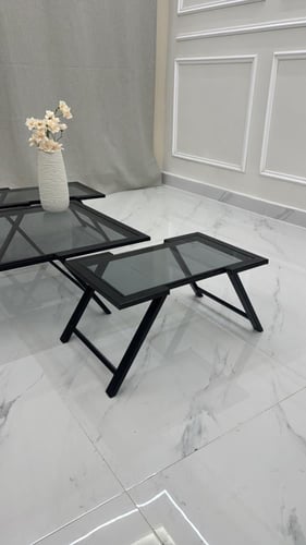 طقم طاولات أرضي أنيق بسطح زجاجي ولمسات معدنية فاخر...