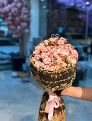 شال كشميري مع باقة ورد