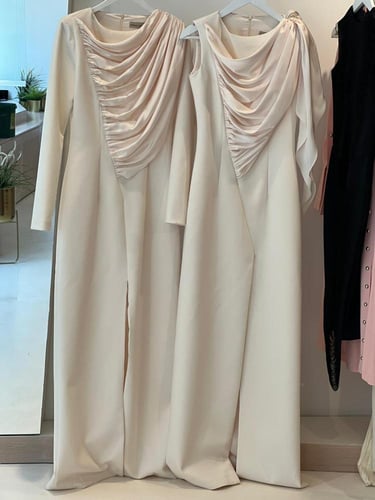 MELTEM فستان كريب كت بثنيات حرير على الصدر والكتف