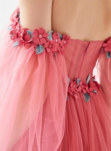 طارق ايديز فستان تول مزين بالورد 3D