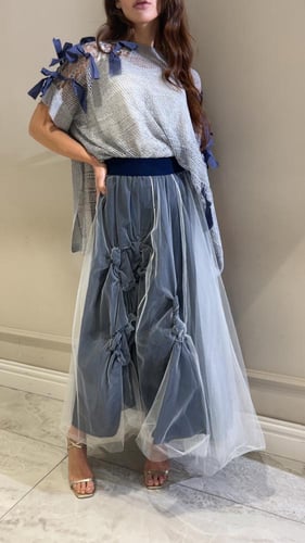 تنورة تول مكسي و بلوزة شبك كحلي