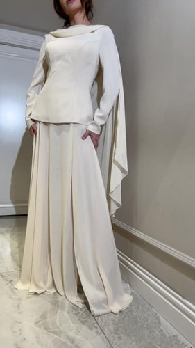 طارق ايديز طقم راقي مكسي مطرز من الخلف وردي