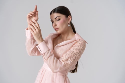 ُطارق ايديز فستان مارسيلو اورقنزا حرير مطرز "وردي"