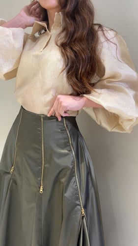 طقم تنورة تفته بسحابات متدلية