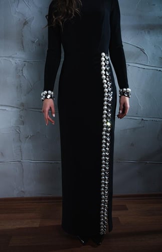 فستان سكوبا مزين بالحجر و اللؤلؤ