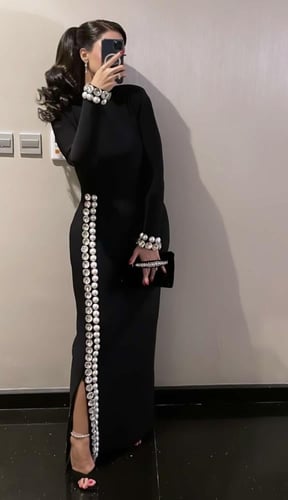 فستان سكوبا مزين بالحجر و اللؤلؤ