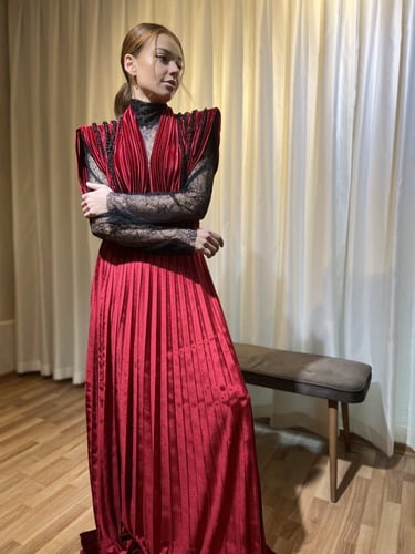 فستان بليسيه قطيفة بحزام مبطن بالدانتيل موف