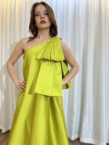 طارق ايديز فستان تفته بقصة انسيابية ون شولدر