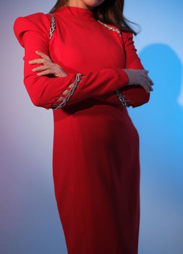 فستان كريب مكسي بكرستالات مجدولة "أحمر ناري"