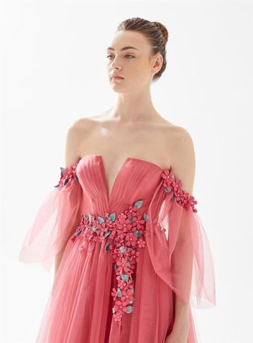 طارق ايديز فستان تول مزين بالورد 3D