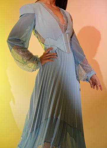 فستان مزيج شيفون وكريب ولمسات دانتيل بحزام "لونين"