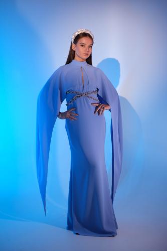 فستان كريب مزين بجدائل كرستال وأكمام منسدلة "لونين...