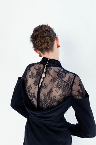 فستان كريب بطبقة دانتيل علوية