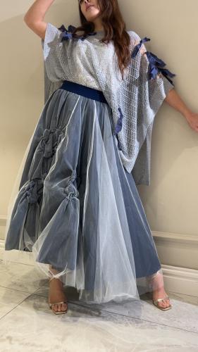 تنورة تول مكسي و بلوزة شبك كحلي