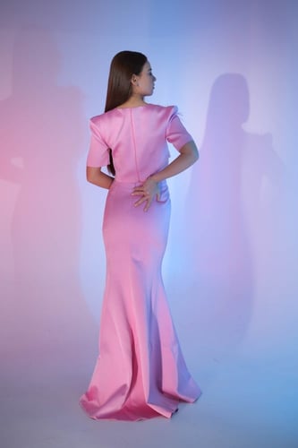 BIRGUL طقم ماكسي حرير ساتان مزين بالريش "وردي"