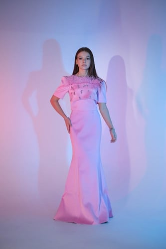 BIRGUL طقم ماكسي حرير ساتان مزين بالريش "وردي"