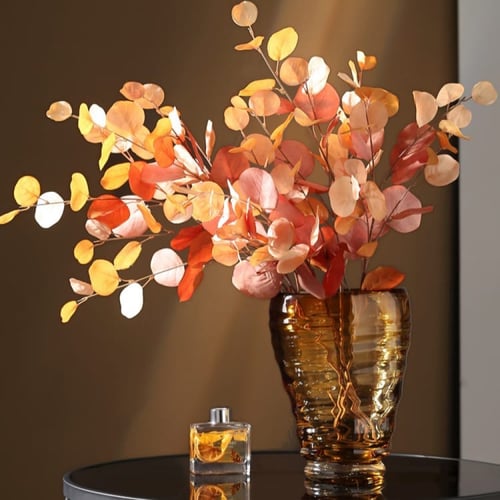 أوراق الاوكالبتوس بألوان الخريف.