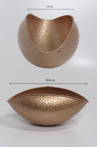 أحواض ورود و نباتات لون ذهبي.