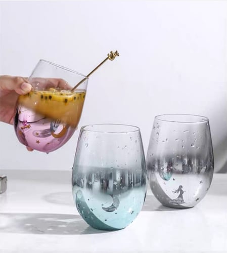 كاسات زجاج.