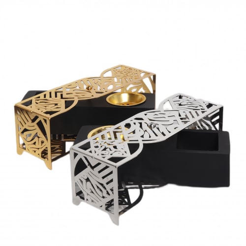 مباخر بقاعدة خشب أسود.