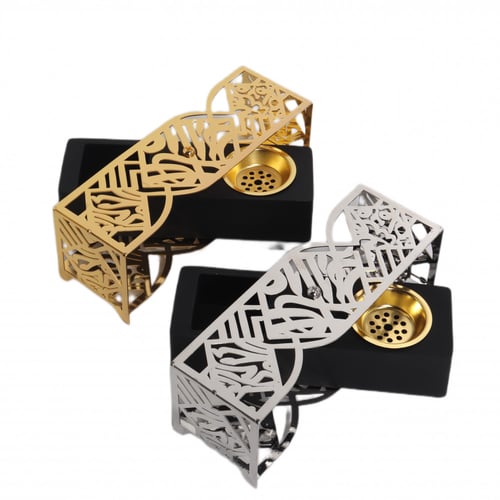 مباخر بقاعدة خشب أسود.