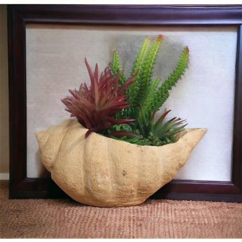 مجموعه صبارات صناعيه متنوعه في إناء شكل قوقعه.