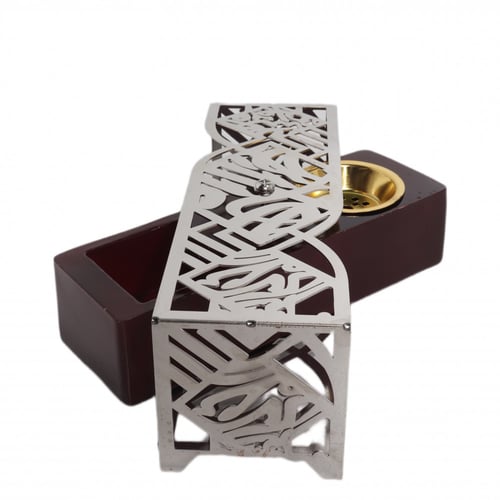 مبخره بقاعدة خشب بني.