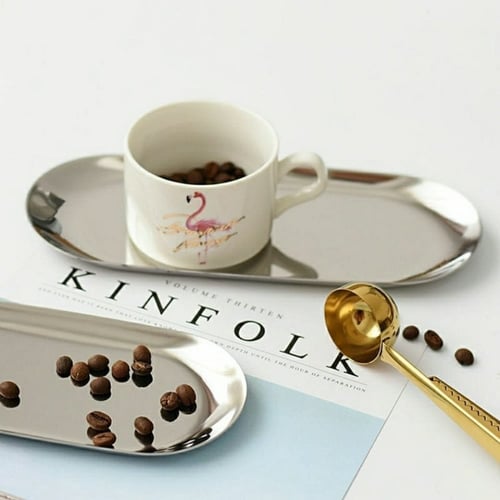 صحون ستانلس ستيل فضي.